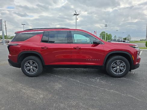 Used 2025 Chevrolet Traverse LT w/ Driver Confidence Package image 4