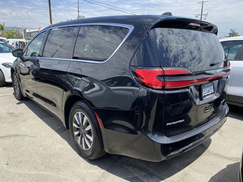 Used 2023 Chrysler Pacifica Touring-L FWD image 12