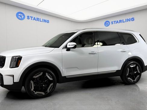 Used 2024 Kia Telluride EX w/ EX Captain's Chair Package FWD image 2
