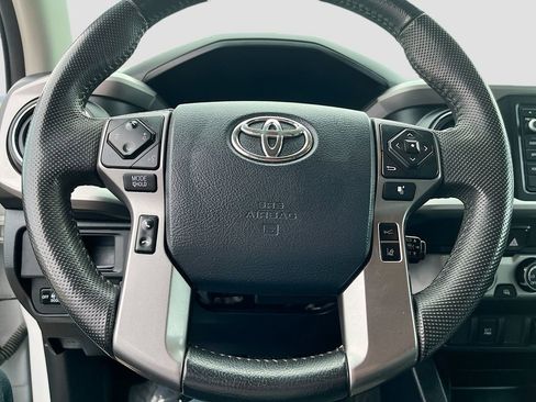 Used 2019 Toyota Tacoma SR5 AWD/4WD image 11