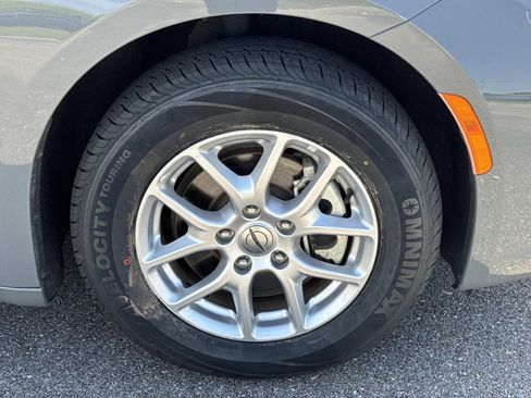 Used 2023 Chrysler Pacifica Touring-L FWD image 4