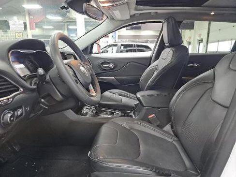 Used 2021 Jeep Cherokee Limited image 2