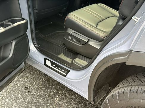 Used 2025 Honda Pilot TrailSport image 31