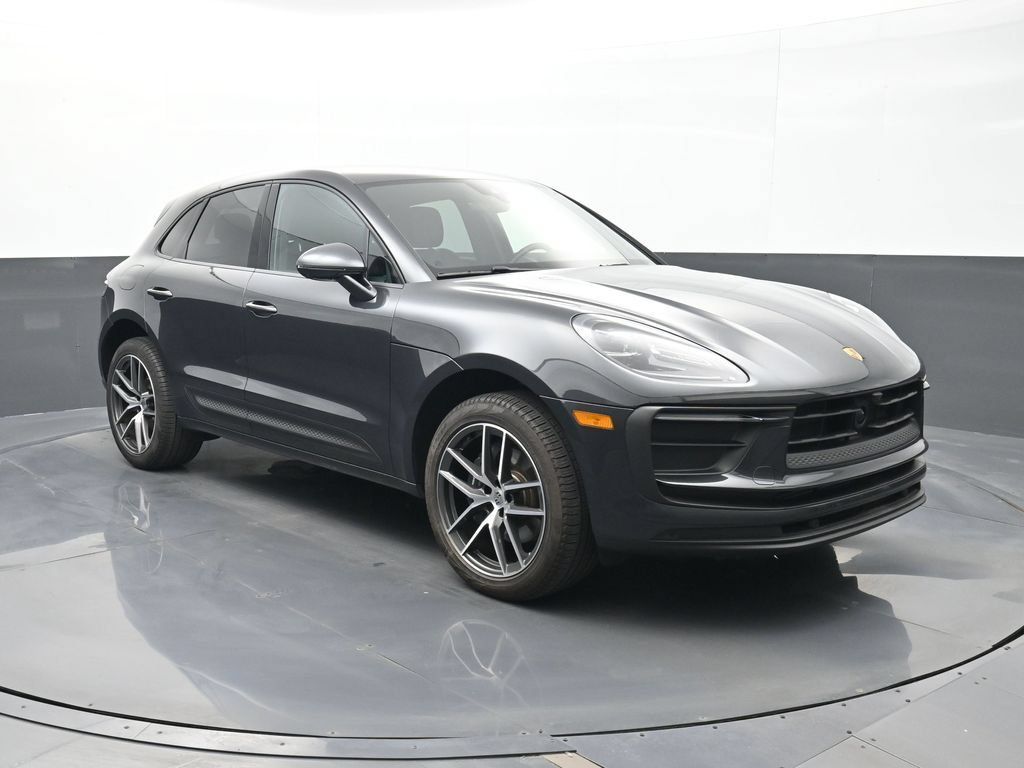 Certified 2025 Porsche Macan AWD/4WD image 24