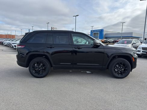 New 2025 Jeep Grand Cherokee Altitude w/ Trailer Tow Package AWD/4WD image 5