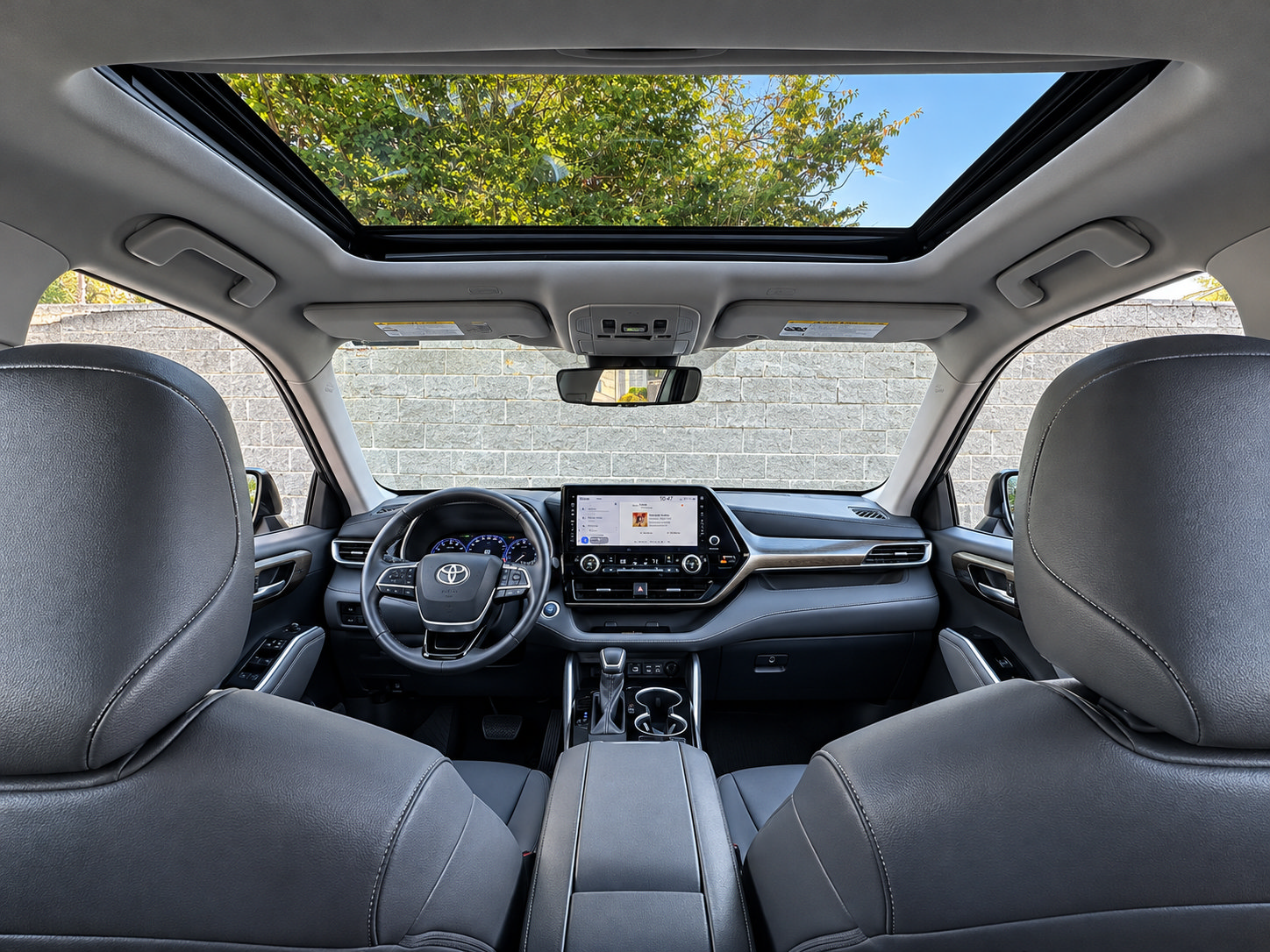 Used 2023 Toyota Highlander XLE FWD image 2