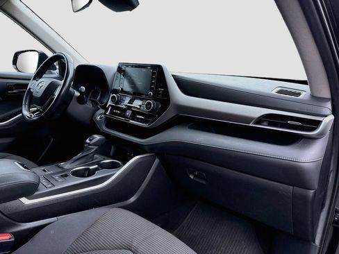 Used 2020 Toyota Highlander LE FWD image 30