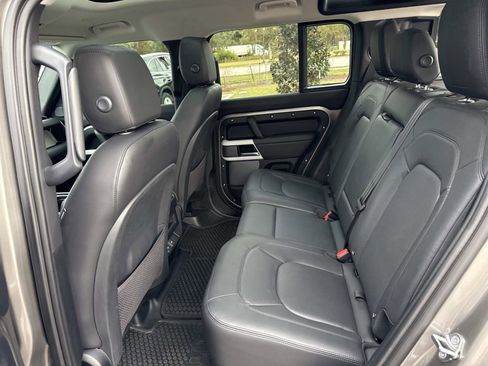 Used 2024 Land Rover Defender 110 S image 14
