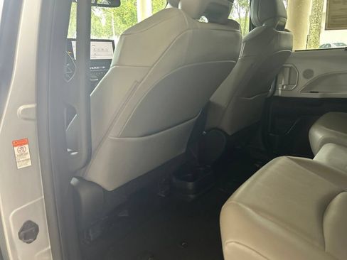 Used 2025 Toyota Sienna XLE FWD image 39