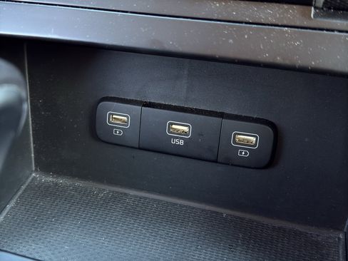 Used 2024 Kia Carnival LX image 34