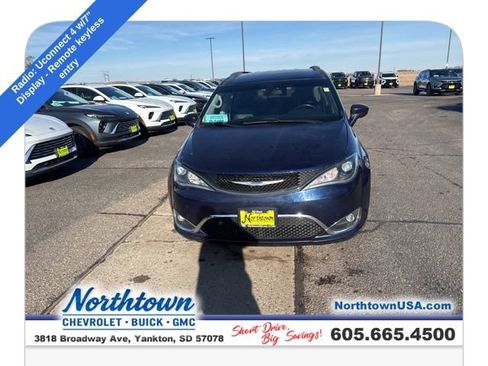 Used 2018 Chrysler Pacifica Touring-L image 2