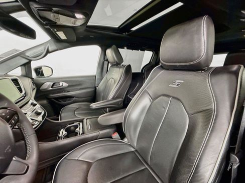 Used 2025 Chrysler Pacifica Limited FWD image 3
