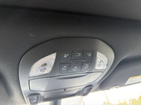 Used 2025 Chrysler Pacifica Limited FWD image 16