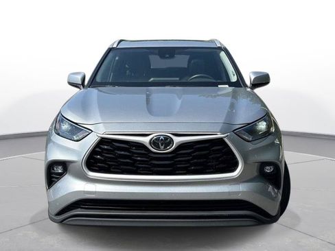 Certified 2025 Toyota Highlander XLE FWD image 3