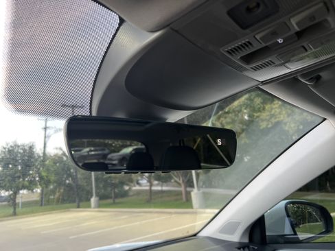 Certified 2025 Volkswagen Taos SE image 25