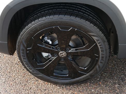 Used 2025 Volkswagen Taos SE image 15