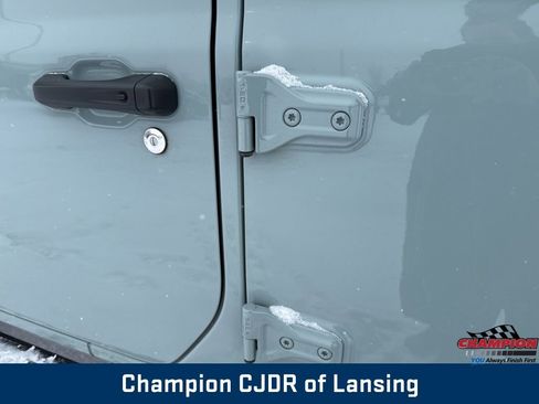 Used 2024 Jeep Wrangler Sahara image 43