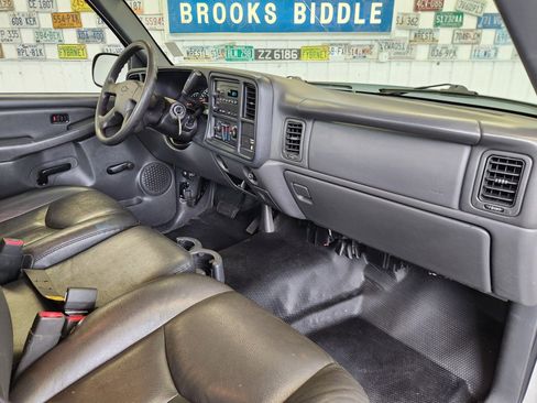 Used 2006 Chevrolet Silverado 2500 W/T image 2