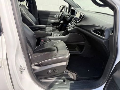 Used 2025 Chrysler Pacifica Limited FWD image 24
