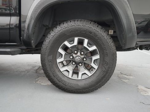Certified 2016 Toyota Tacoma TRD Off-Road image 32