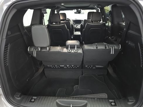 Used 2022 Chrysler Pacifica Limited w/ S Appearance Package image 12