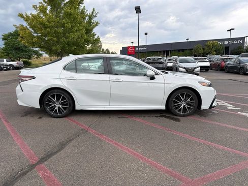 Used 2023 Toyota Camry SE FWD image 4