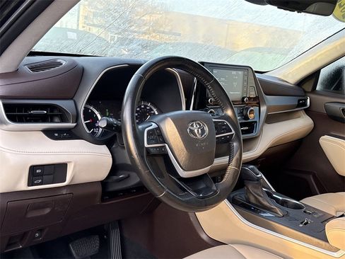 Used 2022 Toyota Highlander XLE image 7
