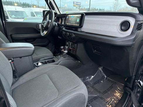 Used 2024 Jeep Wrangler Unlimited Sahara AWD/4WD image 8