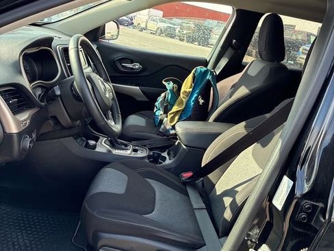 Used 2018 Jeep Cherokee Latitude w/ Cold Weather Group image 25