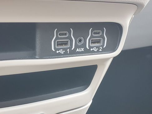 Used 2024 Chrysler Pacifica Touring-L image 29