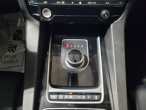 Used 2018 Jaguar F-PACE image 25