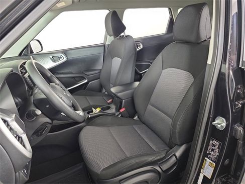 Used 2022 Kia Soul LX image 16