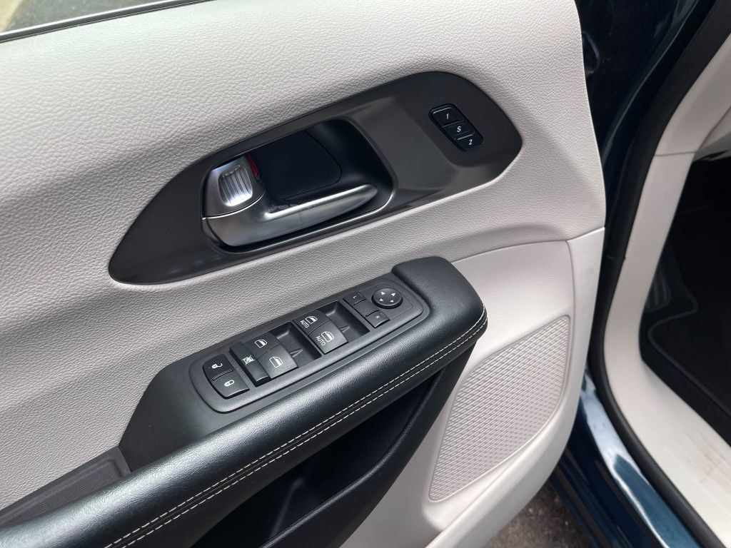 Used 2022 Chrysler Pacifica Touring-L FWD image 14