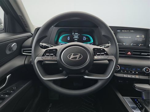 Certified 2025 Hyundai Elantra Hybrid FWD image 11