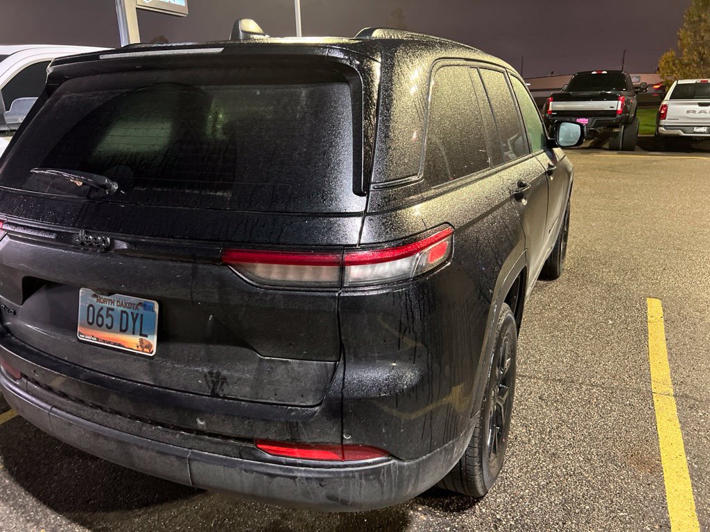 Used 2025 Jeep Grand Cherokee Altitude AWD/4WD image 8