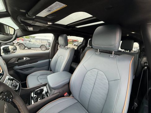 New 2027 Chrysler Pacifica Pinnacle w/ Theater Group FWD image 20