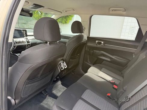 Used 2021 Kia Sorento LX AWD/4WD image 17