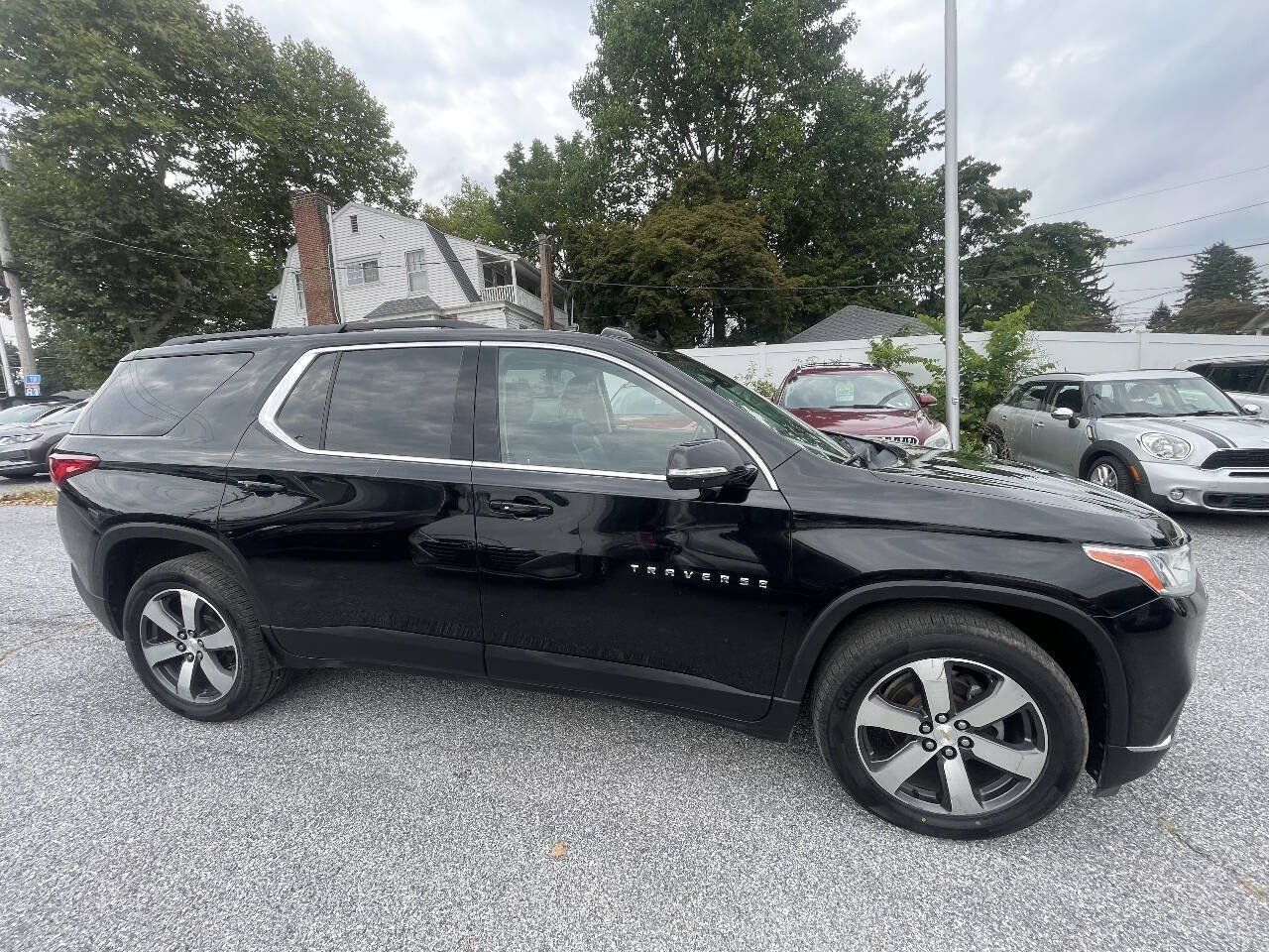 Used 2019 Chevrolet Traverse LT w/ LT Premium Package AWD/4WD image 4