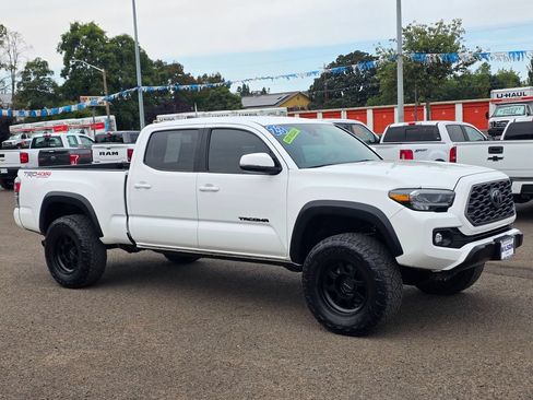 Used 2023 Toyota Tacoma TRD Off-Road w/ Technology Package AWD/4WD image 3