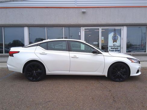 Used 2022 Nissan Altima 2.5 SR w/ Midnight Edition Package AWD/4WD image 4