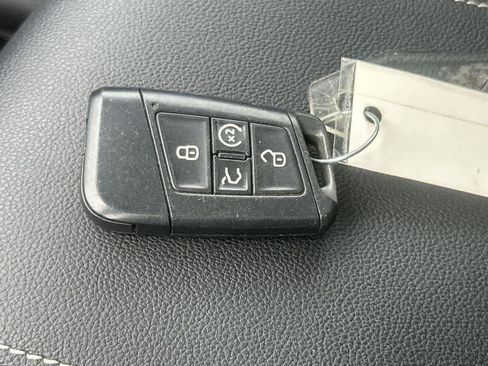Used 2022 Volkswagen Taos SE w/ Panoramic Sunroof Package FWD image 28