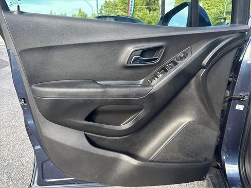 Used 2018 Chevrolet Trax LS FWD image 18