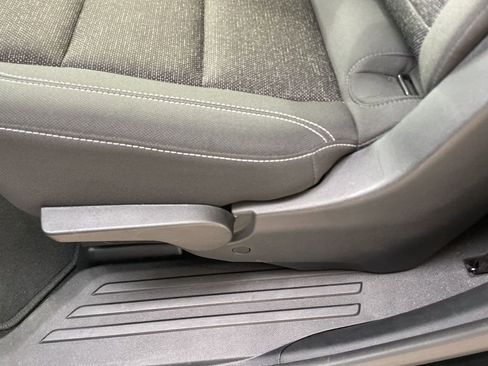 Used 2025 Chevrolet Traverse LT image 37