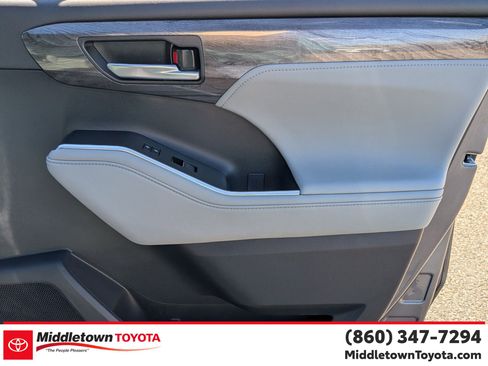Used 2023 Toyota Highlander Platinum AWD/4WD image 36