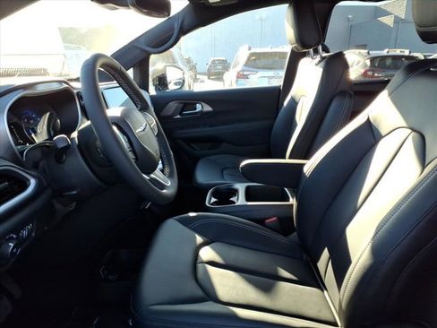 New 2026 Chrysler Pacifica Select image 14