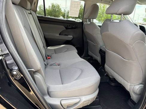 Used 2023 Toyota Highlander LE AWD/4WD image 15