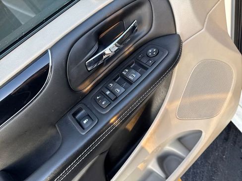 Used 2017 Dodge Grand Caravan SXT image 15