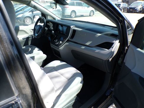 Used 2020 Toyota Sienna L image 20
