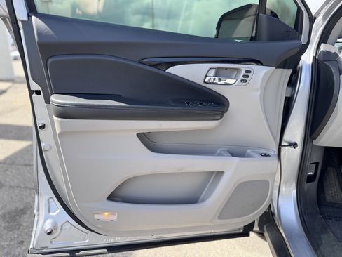 Used 2021 Honda Pilot Touring image 10