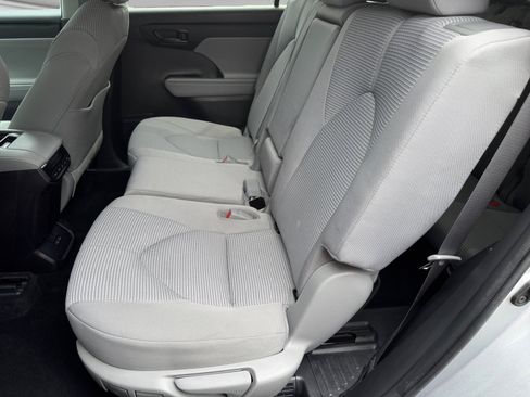 Used 2022 Toyota Highlander LE AWD/4WD image 15